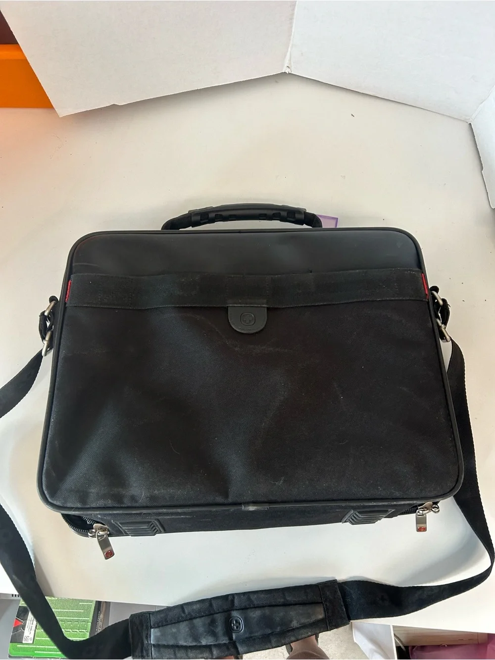 Black Men's Laptop Messenger Bag - Swiss Gear